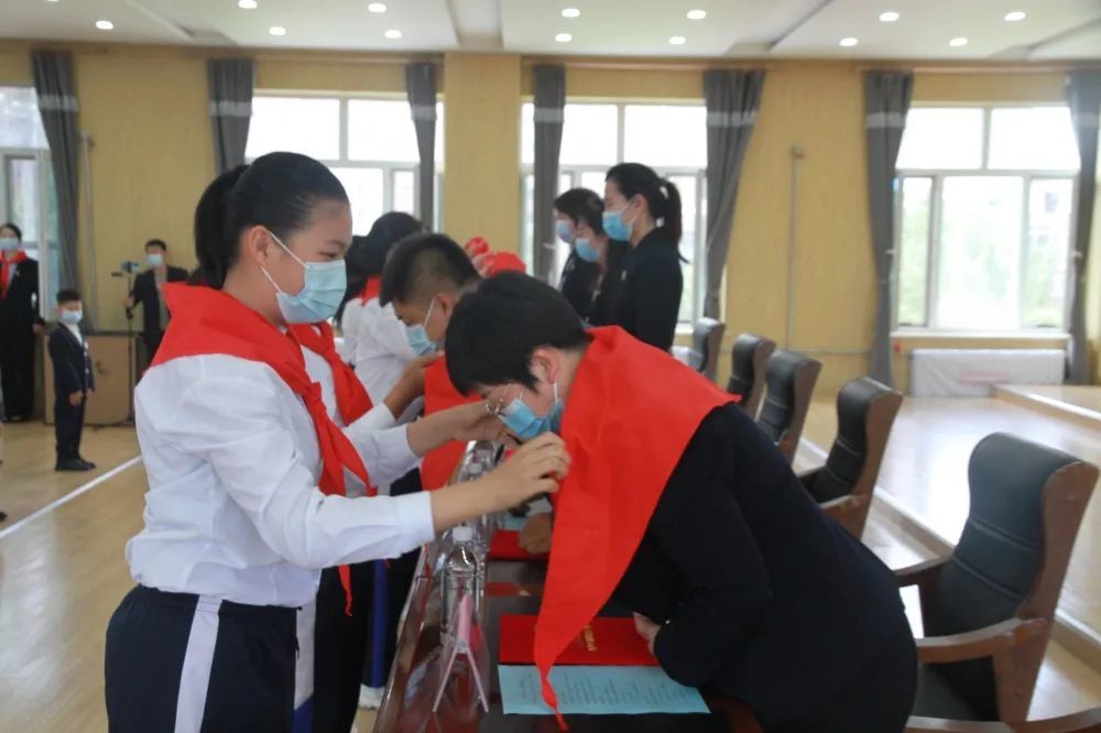 喜迎二十大争做好队员松北区前进小学庆六一新队员分批入队仪式展示