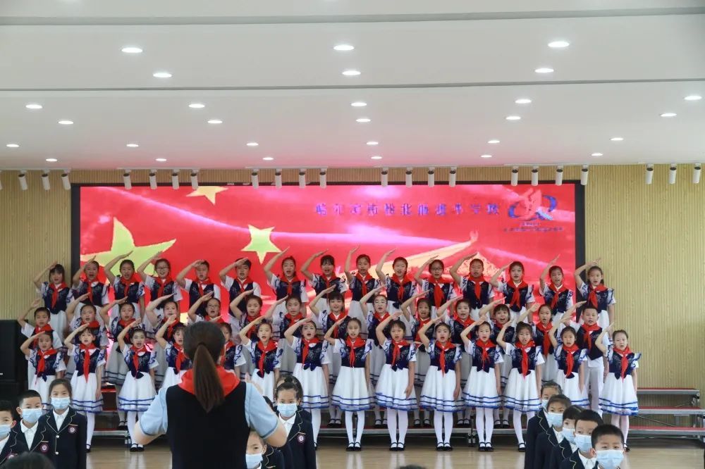 喜迎二十大争做好队员松北区前进小学庆六一新队员分批入队仪式展示