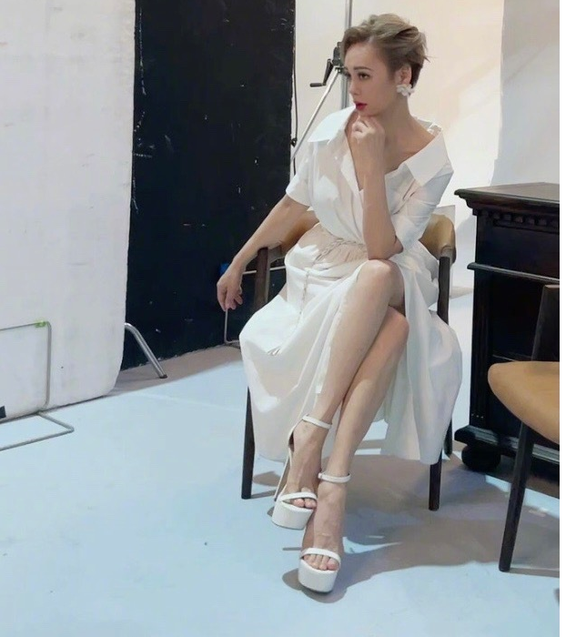 宁静晒性感写真照穿白色v领长裙秀精致锁骨纤细小腿十分抢镜