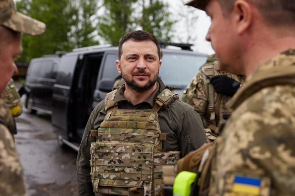 俄乌战局｜泽连斯基穿防弹背心，视察哈尔科夫州乌军前沿阵地有关工作的英语对话