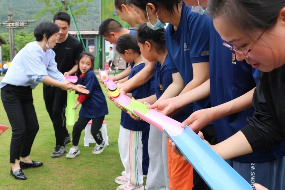 幸福门,袋鼠跳跳跳,一圈到底,珠行万里,套圈圈等亲子游戏一个接着一个