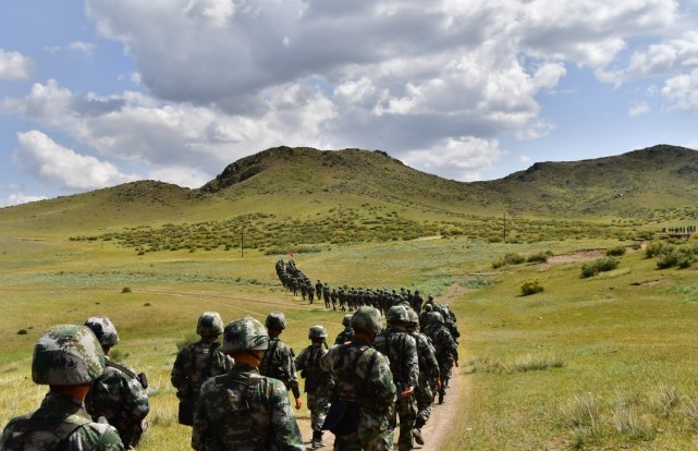 新疆军区某边防团组织新兵开展徒步拉练