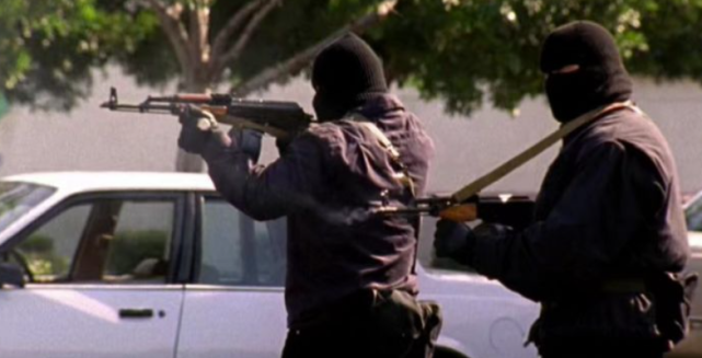 (北好莱坞抢劫案中手持ak大杀四方的悍匪)然而到了今天,美国市面上