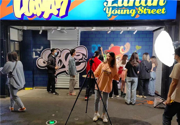 直播渠道,让更多无法抵达现场进行互动体验的涂鸦爱好者们一同线上"云