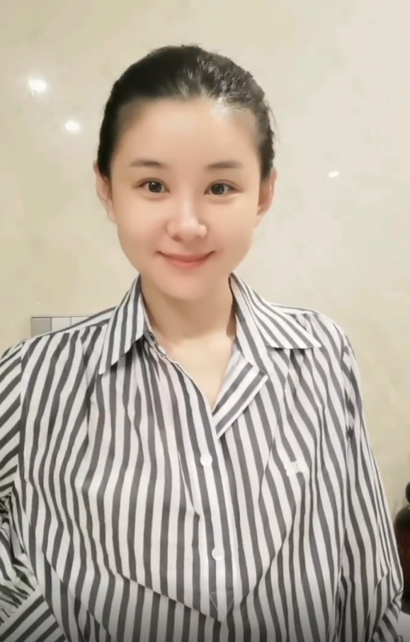 36岁李小萌分享平价穿搭素颜出镜秀牛奶肌二胎后半年恢复身材