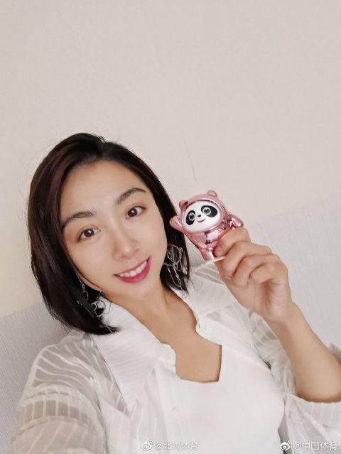 隋文静韩聪晒粉墩墩