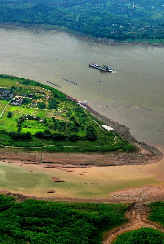 鸟瞰重庆江心岛麻柳南坪坝岛风吹草地现牛羊