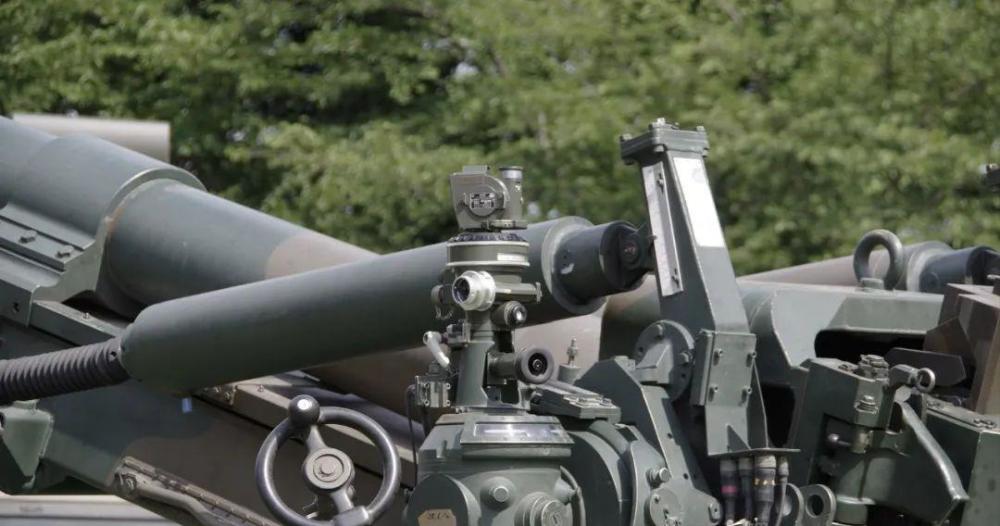 闩体内装有可容纳11个底火的底火自动装填/退壳装置与应急击发机构