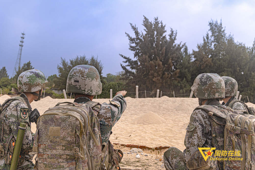 沙盘推演爆破"反坦克三角锥"抢滩登陆近日,第75集团军某合成旅在粤东