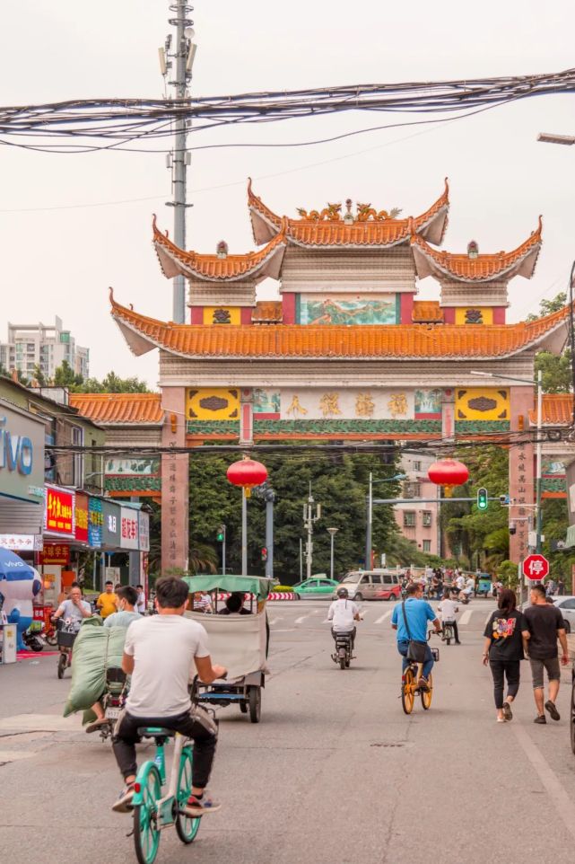 1970年搬迁,2000年拆除2009年,沥滘村重建新牌坊华侨新村牌坊华侨新村