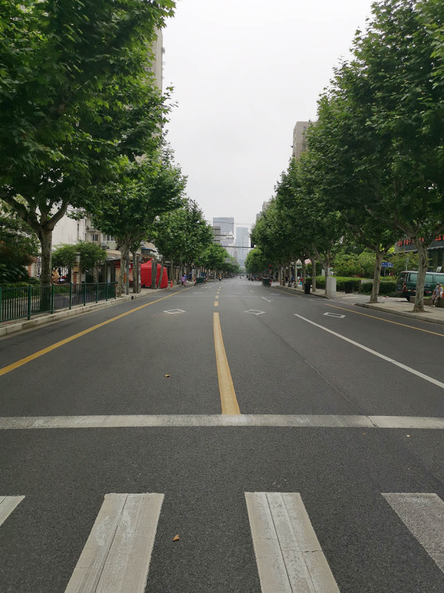 上海战疫|浦东潍坊:街边小店开门打扫卫生为恢复营业做准备