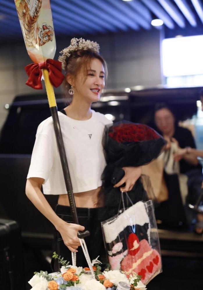 张歆艺41岁生日收获鲜花和爱