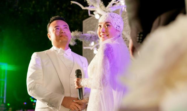 婚礼上沙桐浪漫地对刘园园说了相约到金婚的情话,也应刘园园的要求单