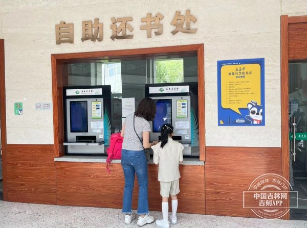 恢复开馆第一天上,中国吉林网记者来到长春市图书馆,进院之前先进行了