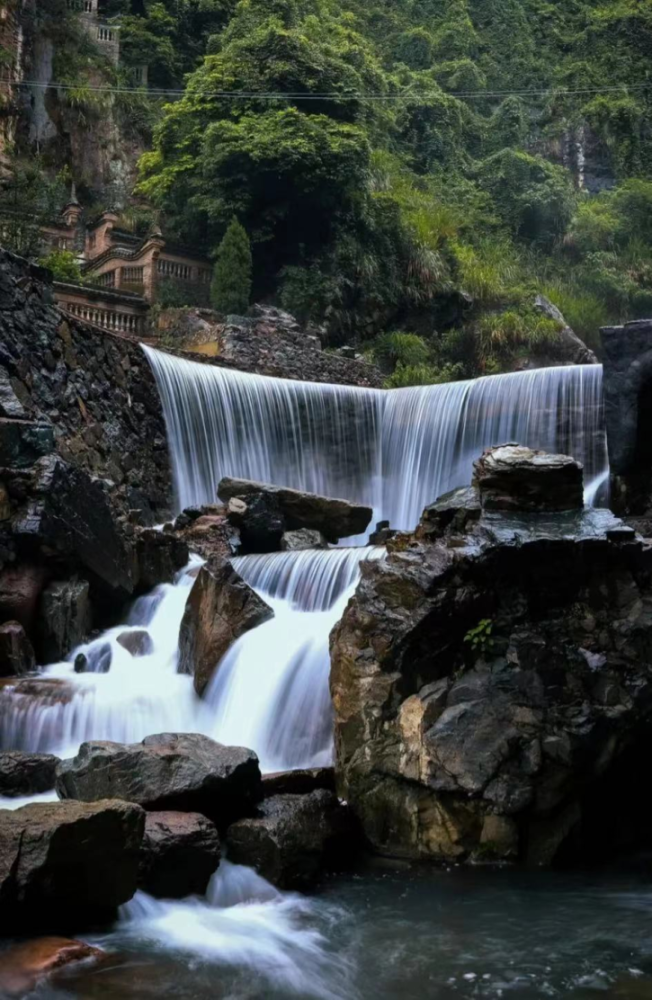 先看"大片"被很多人称为丽水版"羊皮洞"贵州的"羊皮洞瀑布"相似因景区