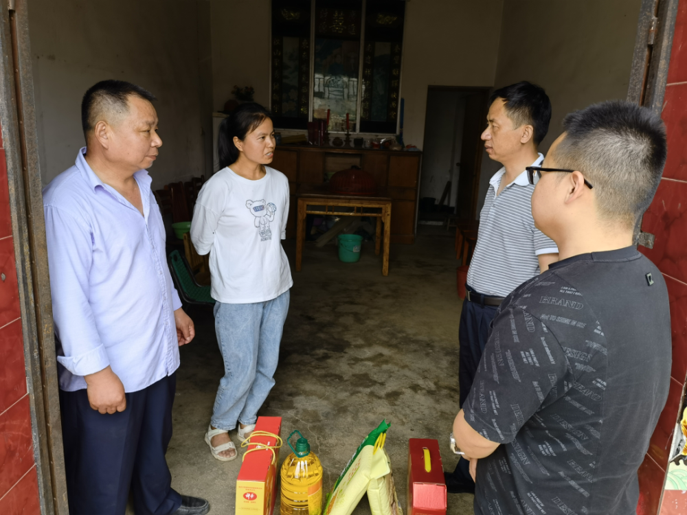结对帮扶暖人心洪山区财政局走访慰问新洲区旧街街脱贫户