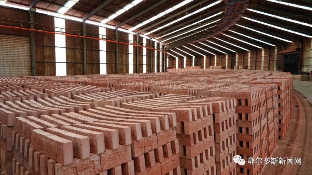 "嘉禾天华环保制砖厂安环部主管白小春说.