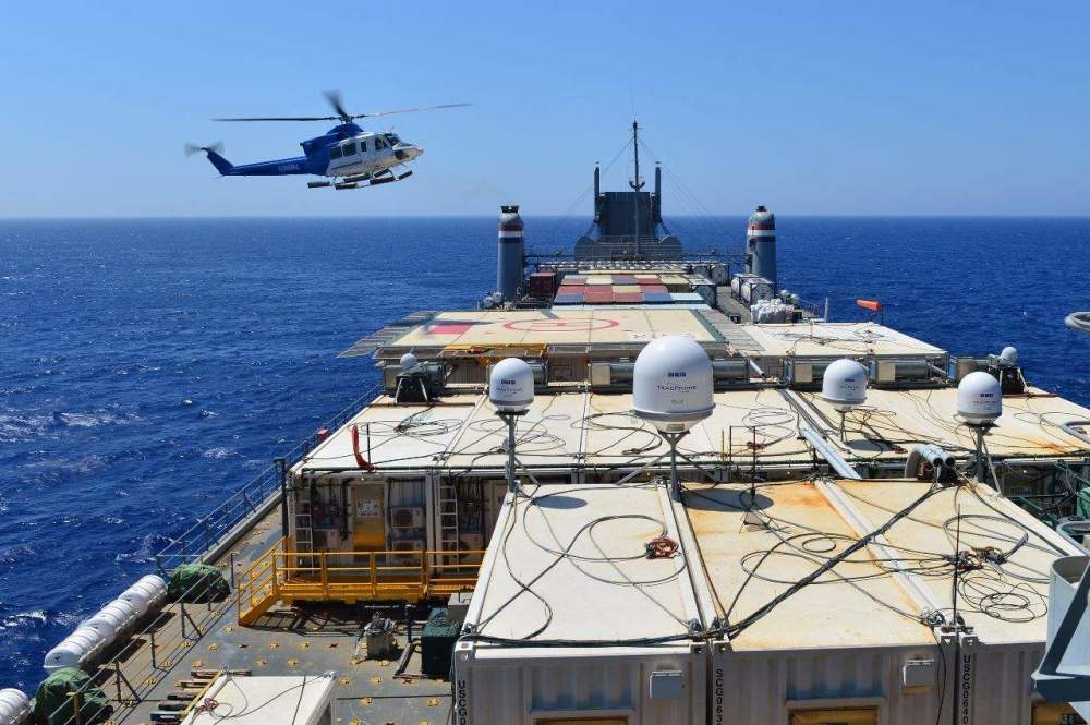 直升机扣押两艘希腊油轮，伊朗加倍报复后，两个难题摆在美国面前