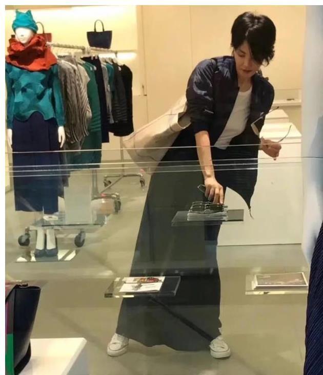 王菲逛儿童店被拍,穿条纹裙踩人字拖,高高的身型怎么穿都漂亮!插图4