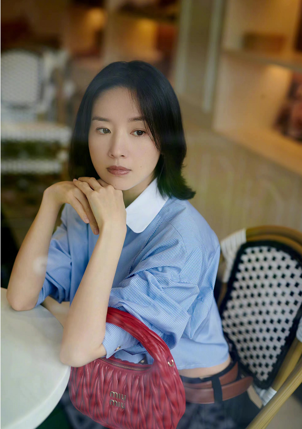 42岁董洁罕见扮嫩却翻车!穿露脐装拎2万的包包,笑起来难掩苦相插图7