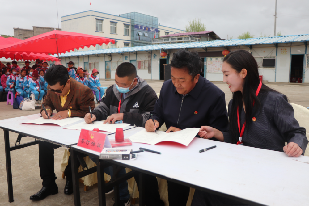 甘孜县委常委,宣传部部长郎志平为甘孜县城关第二完全小学校长扎西
