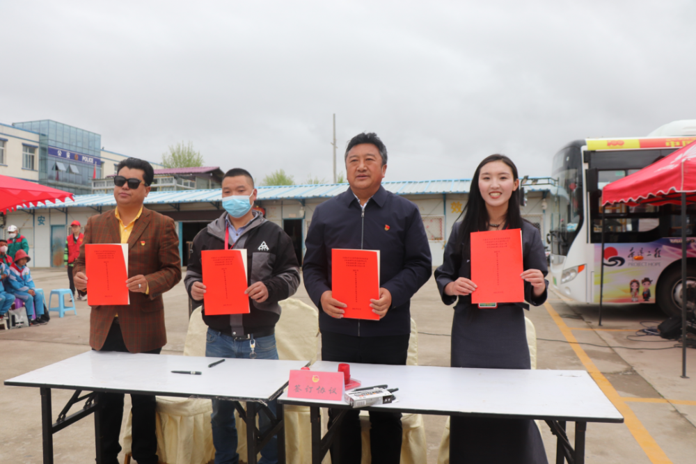 甘孜县委常委,宣传部部长郎志平为甘孜县城关第二完全小学校长扎西