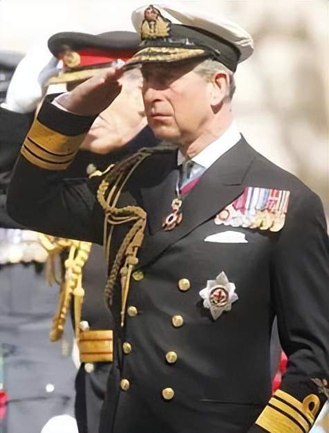 朱可夫元帅在战胜法西斯德国的胜利阅兵式上向受阅部队行军礼由于举手