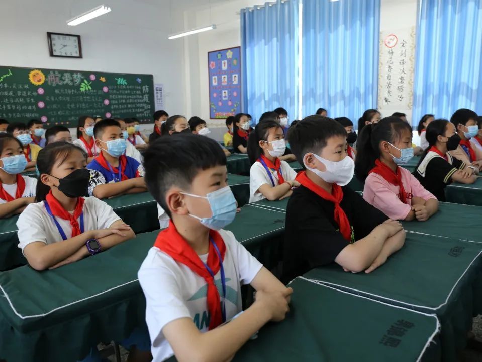 法院刑事审判庭员额法官陈丹丹,法官助理马瑞走进武陟县育英实验小学