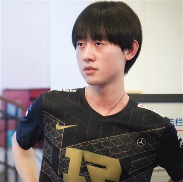 rng获第三座季中赛奖杯小明突然晒7年老照片被发现后急忙删掉