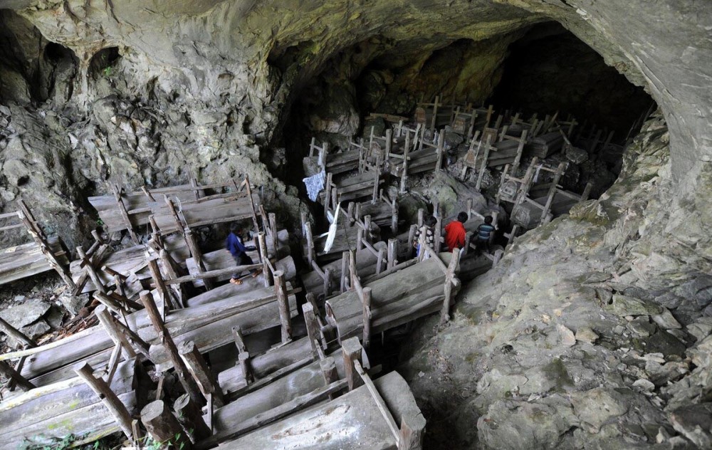 高坡甲定洞葬贵州当地的洞葬远不止羊皮洞一处,其中以高坡和杉坪两地