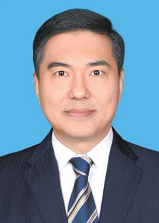 研究生,工学博士,中共党员,现任甘肃省委常委,省政府副省长,党组成员