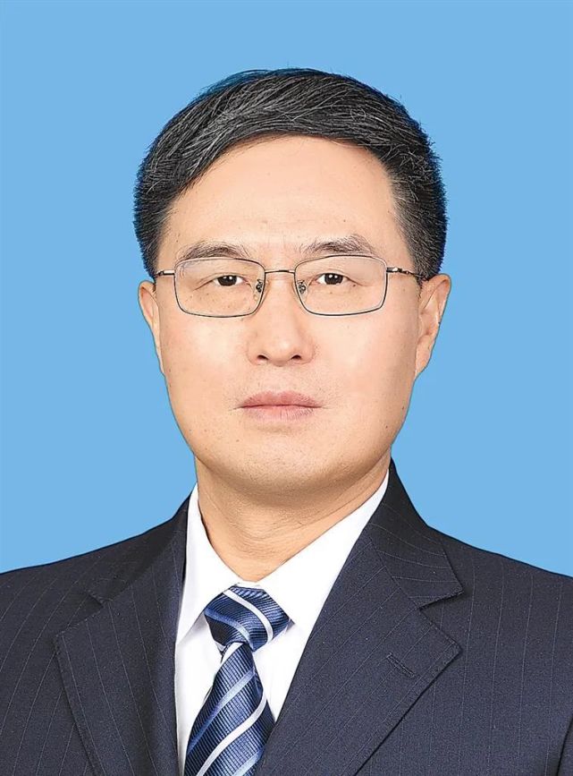 研究生,理学硕士,中共党员,现任甘肃省委常委,省政府副省长,党组成员