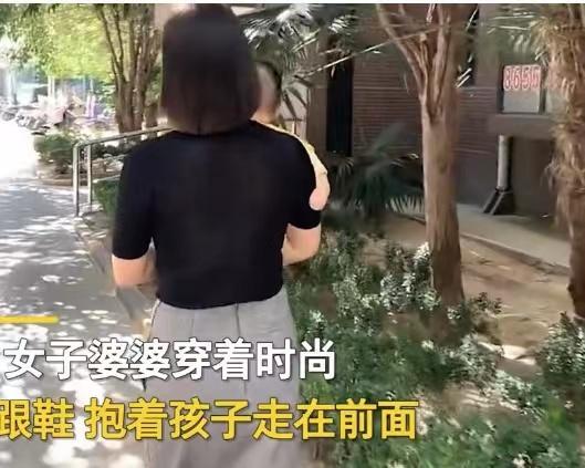 婆婆精心打扮氣質優雅兒媳穿睡衣拖鞋形象邋遢網友差距太大