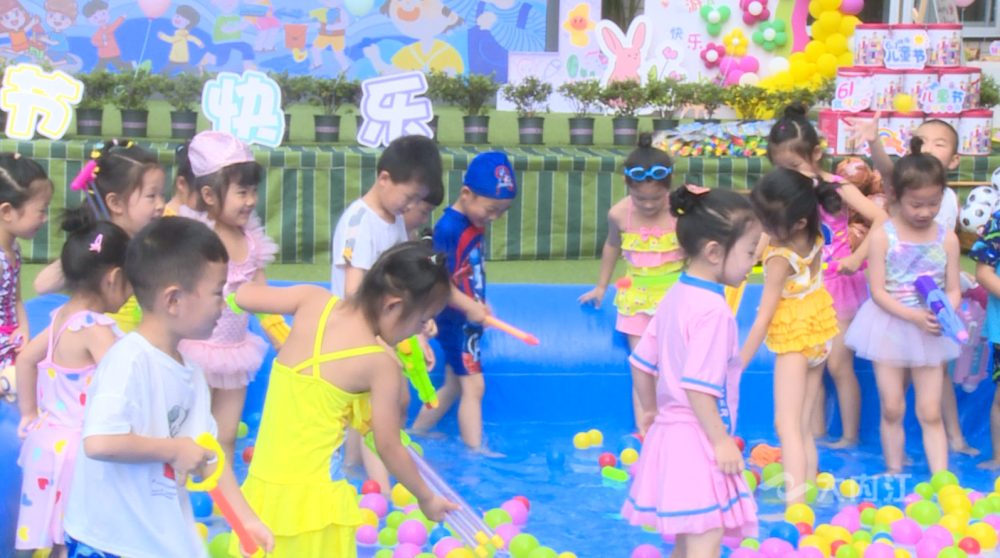 内江市东兴区阳光幼儿园举行“六一嗨翻天 班级自由日”活动。