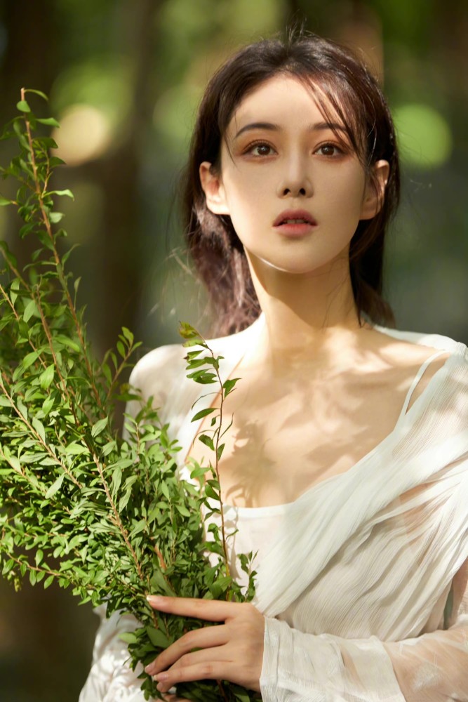 张馨予婚后罕见大胆起来!穿古风造型美到封神,温婉气质太少见了插图5