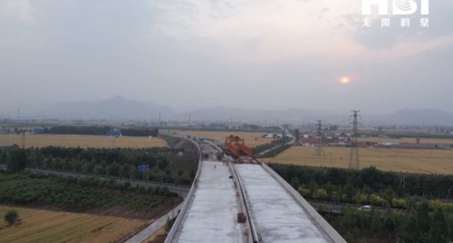 鹤辉高速跨京广铁路桥顺利贯通