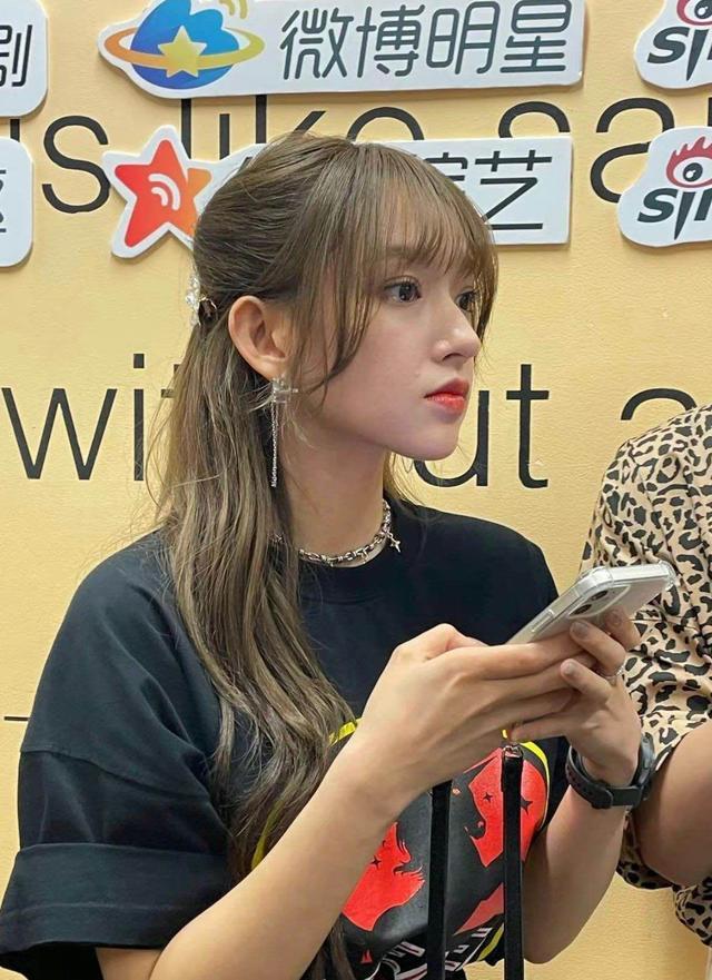 路人镜头下的程潇,"建模脸"名不虚传!_腾讯新闻