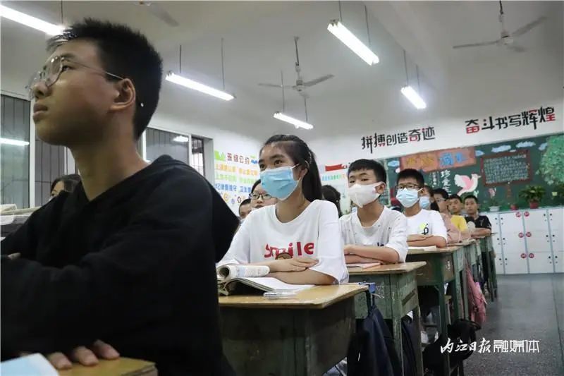 专心学习记者注意到,资中二中实行"中午静校制",解决了教学间隙"无序