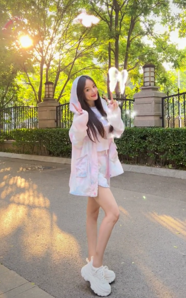 根据官方信息,李小璐的身高大约1米62,而体重只有84斤,这样的身高和