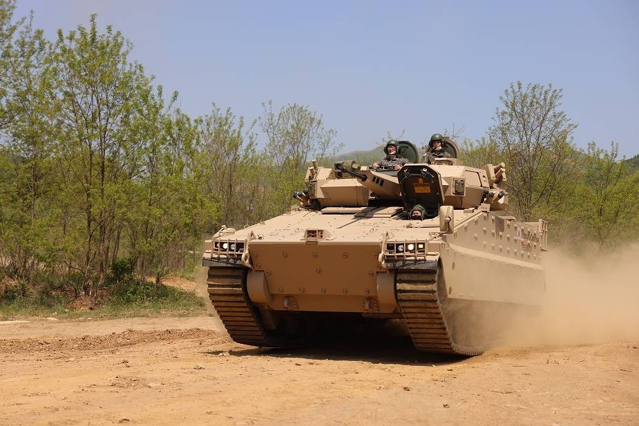 攻防兼备韩国展示新型红背蜘蛛步战车现代化程度堪称一流