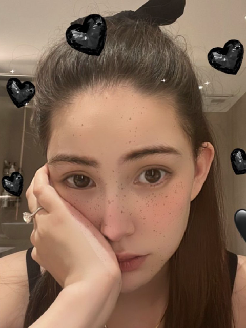 昆凌产后首晒照手戴大钻戒抢镜雀斑妆卖萌表情无辜少女感十足