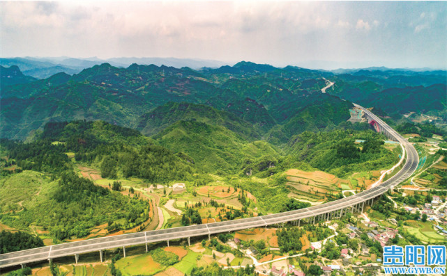 贵阳至黄平高速公路今天正式通车
