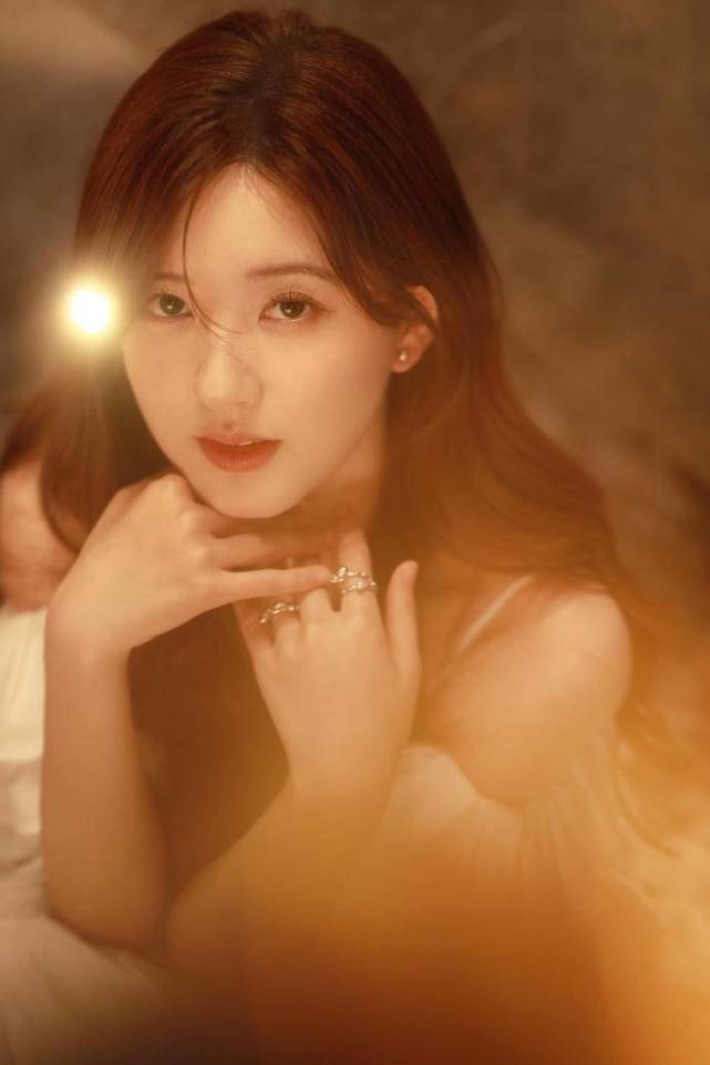 赵露思身着长裙 清新又甜美