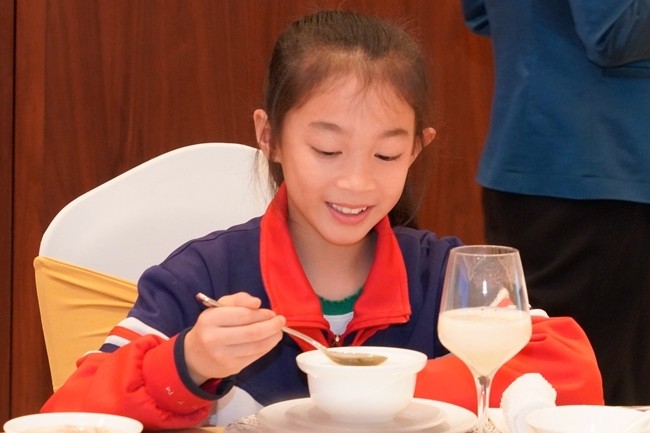 六一前夕市委书记和市长陪留守儿童吃早餐爱心帮扶一个也不能少