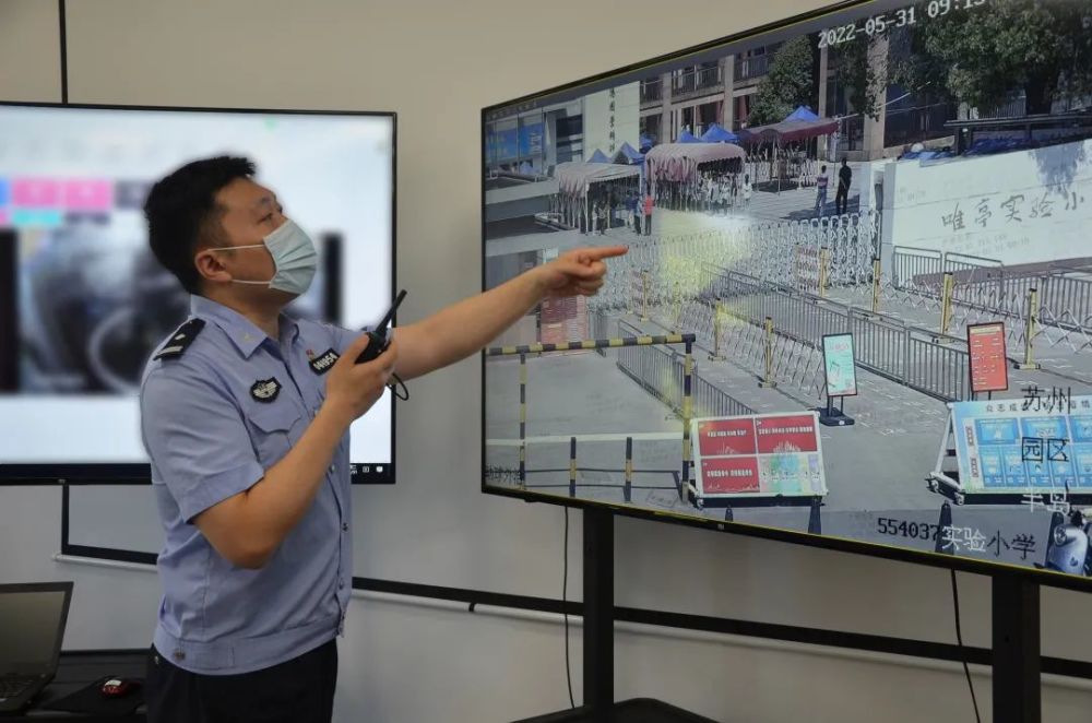 "苏州市公安局园区分局阳澄湖半岛派出所指挥室监控大屏前,民警陈元