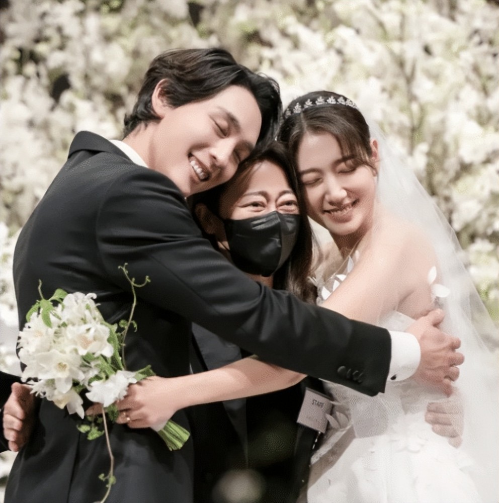 朴信惠官宣一胎得子母子平安丈夫崔泰俊身边守护发声明报喜