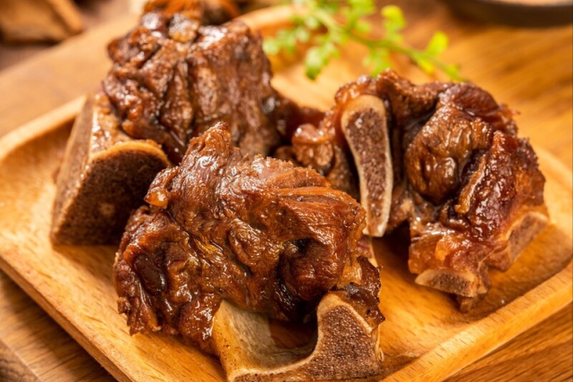 卤味大厨教你秘制酱大骨,酱香浓郁,好吃到吮指,下饭下酒都合适|浓郁