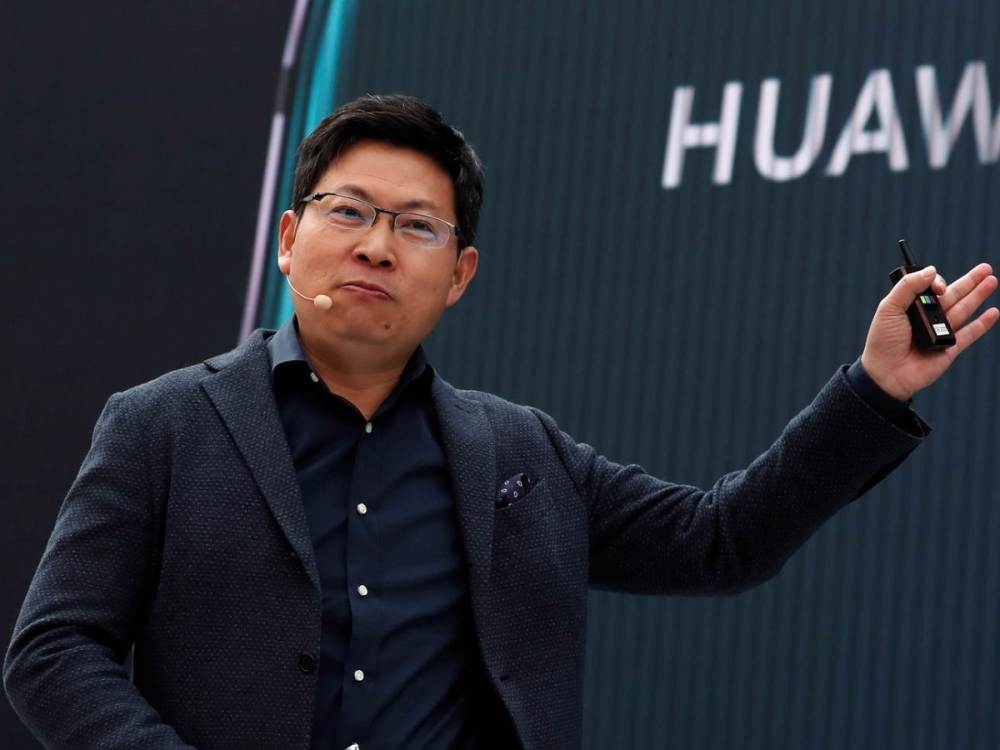 华为余承东狂言:"吊打"百万豪车 何小鹏调侃:"听了想扔鞋"_腾讯新闻