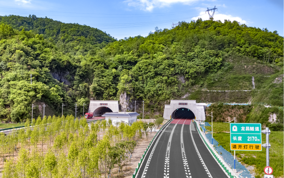 贵阳至黄平高速公路今天正式通车