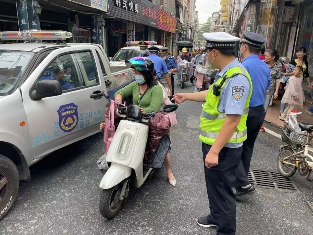 龙海交警严查无牌电动车